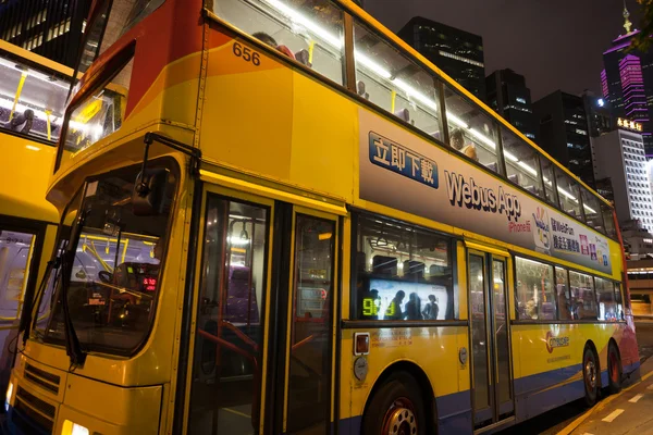 Dobbeltdækker bus i Hong Kong nat - Stock-foto