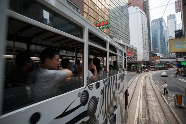 Dvoupatrový tramvaje v ulicích hong kong — Stock fotografie