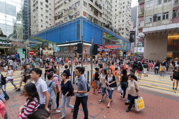 Pedestrians in Causeway Bay district Hong Kong — Stock Photo, Image