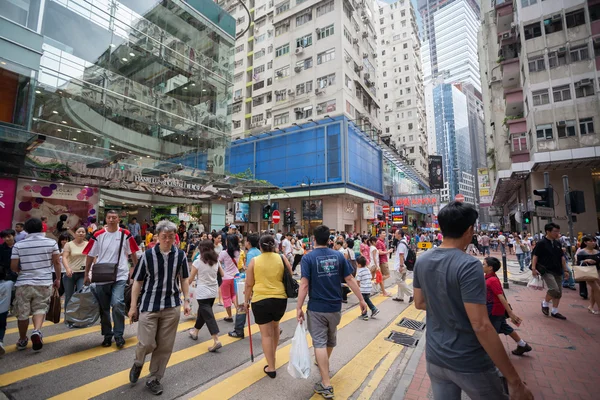 Peatones en el distrito de Causeway Bay Hong Kong — Foto de Stock