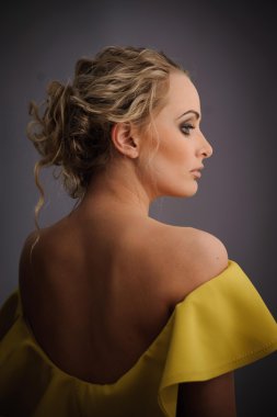 профиль красивой девушки на сером фоне.