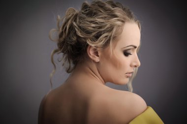 профиль красивой девушки на сером фоне.