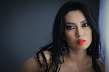 красивая девушка в черном платье