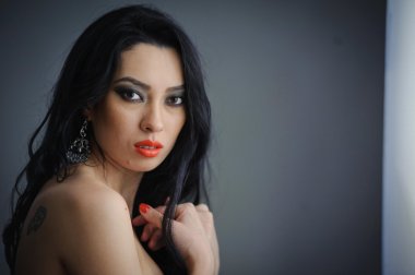 красивая девушка в черном платье