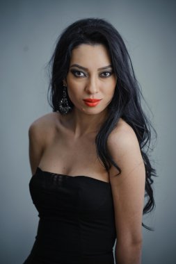 красивая девушка в черном платье