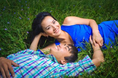 Love story. Влюбленная пара на природе.
