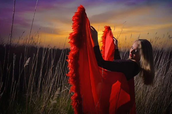 Девушка в красном платье на закате. — Stockfoto