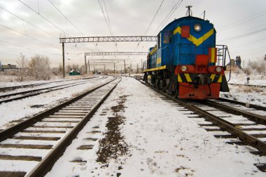 Вид зимнего города с побережья озера.
