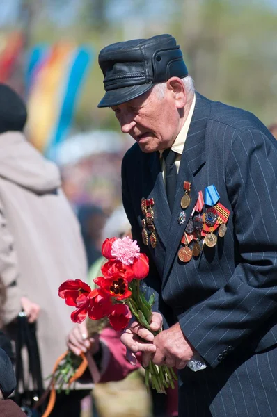 Βάζει τα λουλούδια σε το μνημείο του Αγνώστου Στρατιώτη — Φωτογραφία Αρχείου