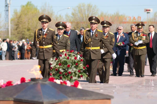 Złożenie kwiatów pod pomnikiem nieznanego żołnierza — Zdjęcie stockowe