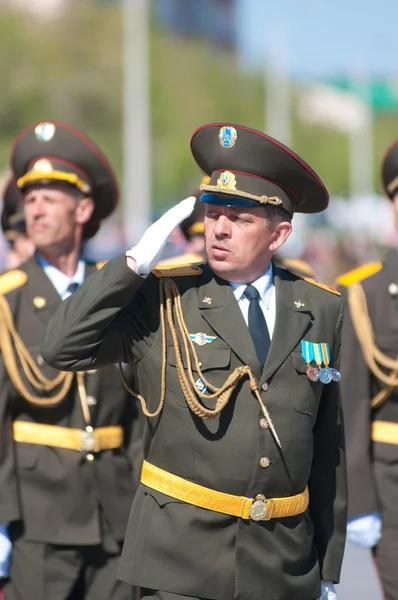 Déposer des fleurs au monument au Soldat inconnu — Photo