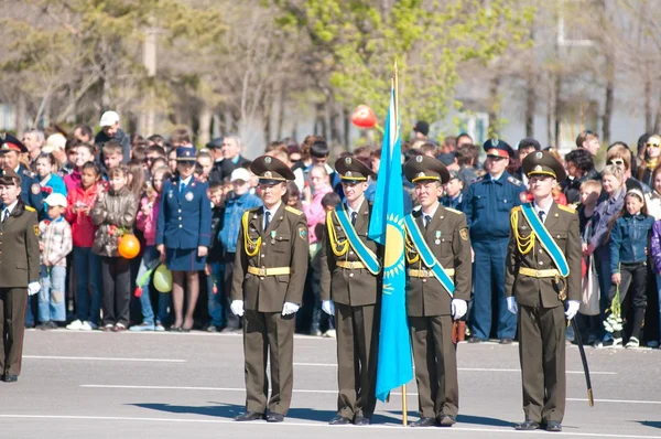 Posando fiori al monumento al Soldato Ignoto. Kazakistan . — Foto Stock