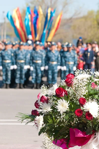 在无名战士纪念碑献花 — 图库照片