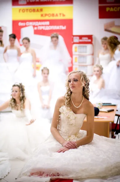 Девушки в свадебных платьях — стоковое фото