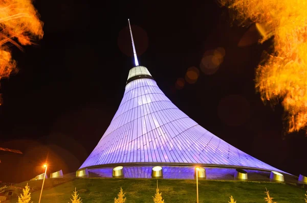 Gece astana, Kazakistan'ın başkenti. kavak shatyr — Stok fotoğraf