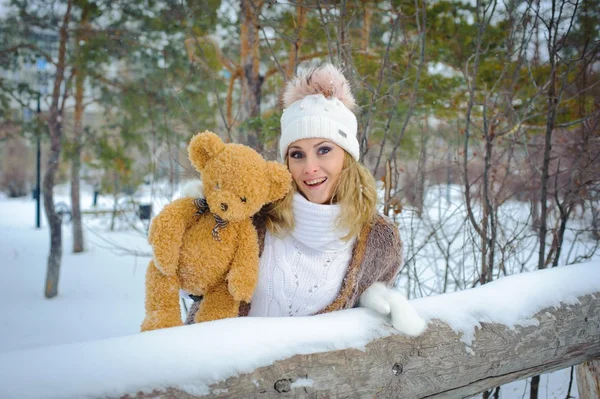 Zima sesję zdjęciową pięknej dziewczyny — Zdjęcie stockowe