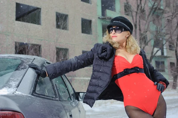 Inverno sessão de fotos de uma menina bonita — Fotografia de Stock