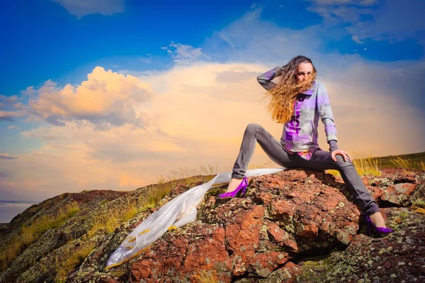 Bella ragazza e la natura — Foto Stock