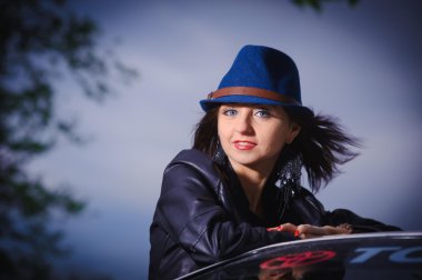 Красивая девушка с оружием в руках.