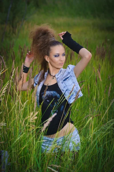 Девушка в траве. — Stockfoto