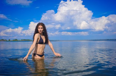 Красивая девушка в воде на озере.