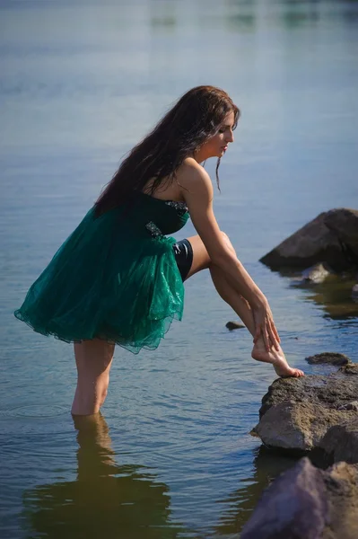 Красивая девушка в воде на озере. — Stock fotografie
