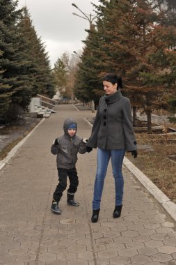 Осенние прогулки мамы с сыном.