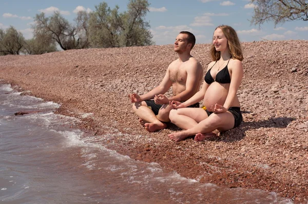 Влюбленная пара, муж и беременная жена. На берегу озера. — Stockfoto