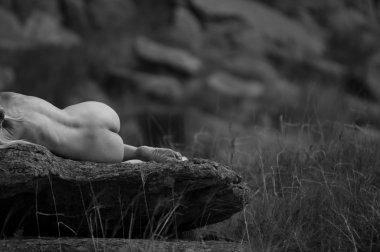 Девушка и скалы.