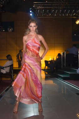 Показ моды. Дефиле в платьях.