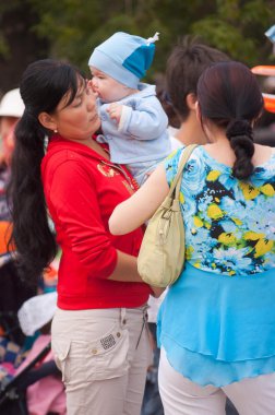 Горожане на празднике города.