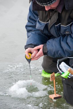 Соревнование по рыбной ловле. судьи.