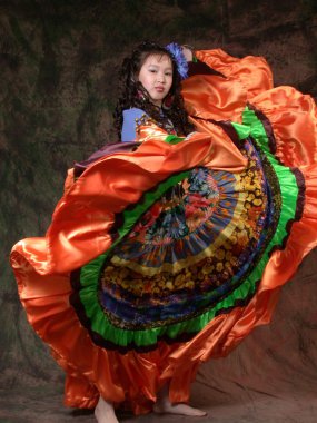 Дети позируют в нарядах.