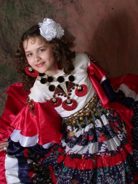 Дети позируют в нарядах.