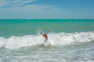 Okyanusta banyo adam.