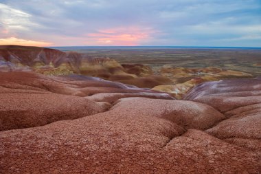 Kazakistan 'ın bozkırlarındaki tebeşir dağları.