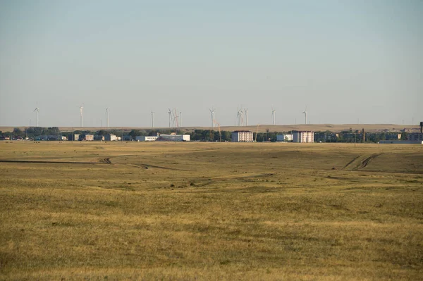 Een Kleine Stad Aan Horizon Dan Zijn Windgeneratoren Die Elektriciteit — Stockfoto