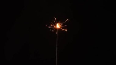 Bengal ateşi kibritle yakılır..