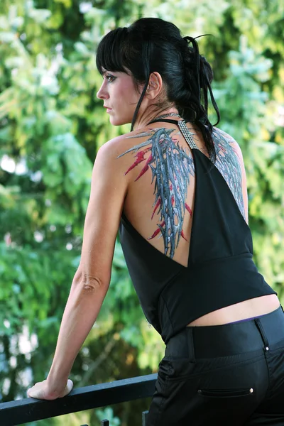 Mujer joven con alas pintadas — Foto de Stock