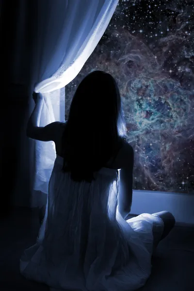 Молодая девушка смотрит на звезды — стоковое фото