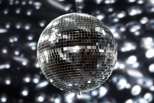 Brillante bola disco en un club nocturno — Foto de Stock