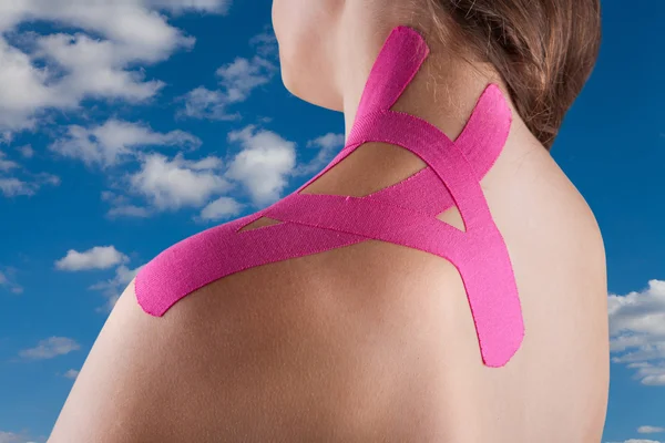 疗法与 kinesio tex 磁带 — 图库照片