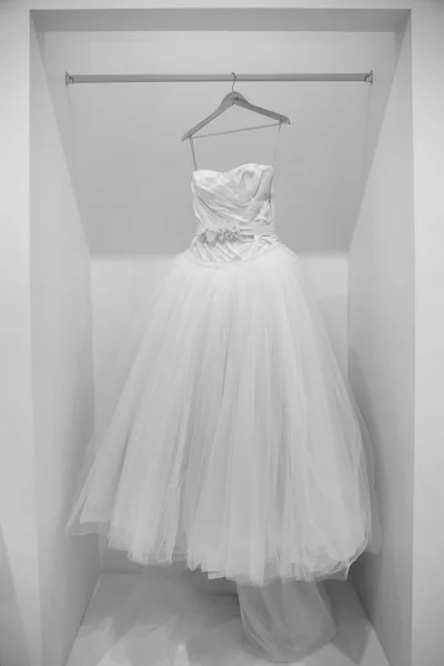Свадебное платье на вешалке в черно-белом — стоковое фото