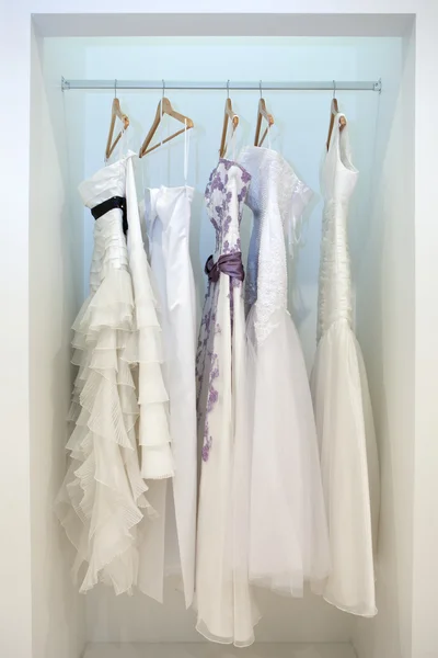 Samling av brudklänningar i butiken — Stockfoto