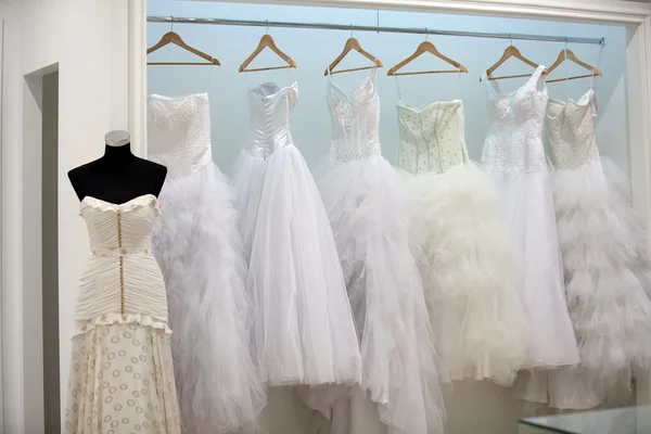 Coleção de vestidos de noiva na loja — Fotografia de Stock