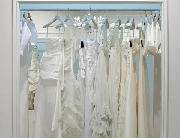 Colección de vestidos de novia en la tienda — Foto de Stock