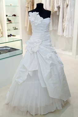 Gelinlik gelin bir dükkanda mankenin üzerinde