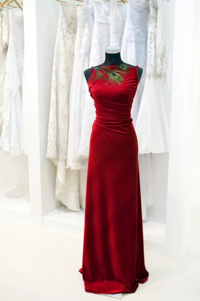 Элегантное красное платье на манекене — стоковое фото