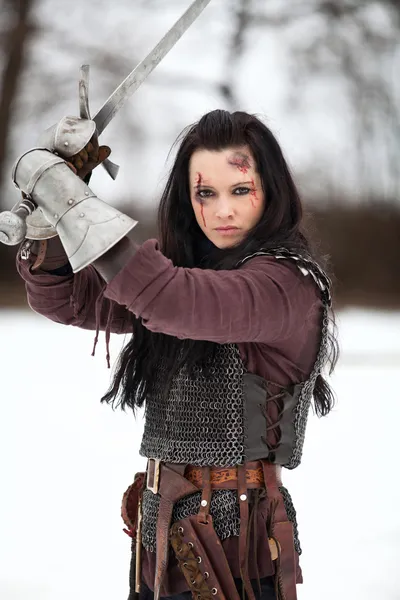 Vrouw in het middeleeuwse kostuum houden van een zwaard — Stockfoto