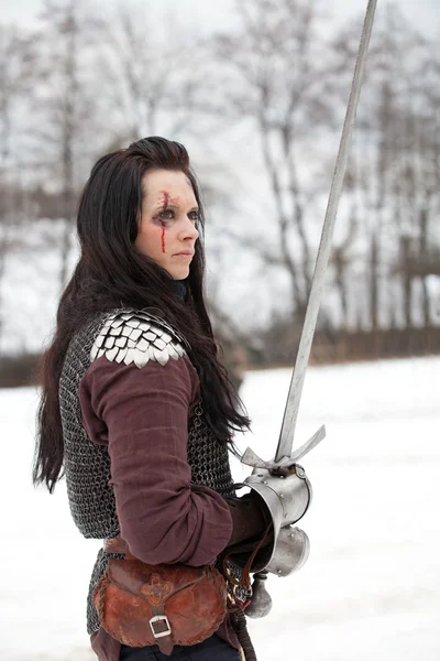Piękna młoda kobieta w średniowiecznych ubraniach trzyma miecz — Zdjęcie stockowe